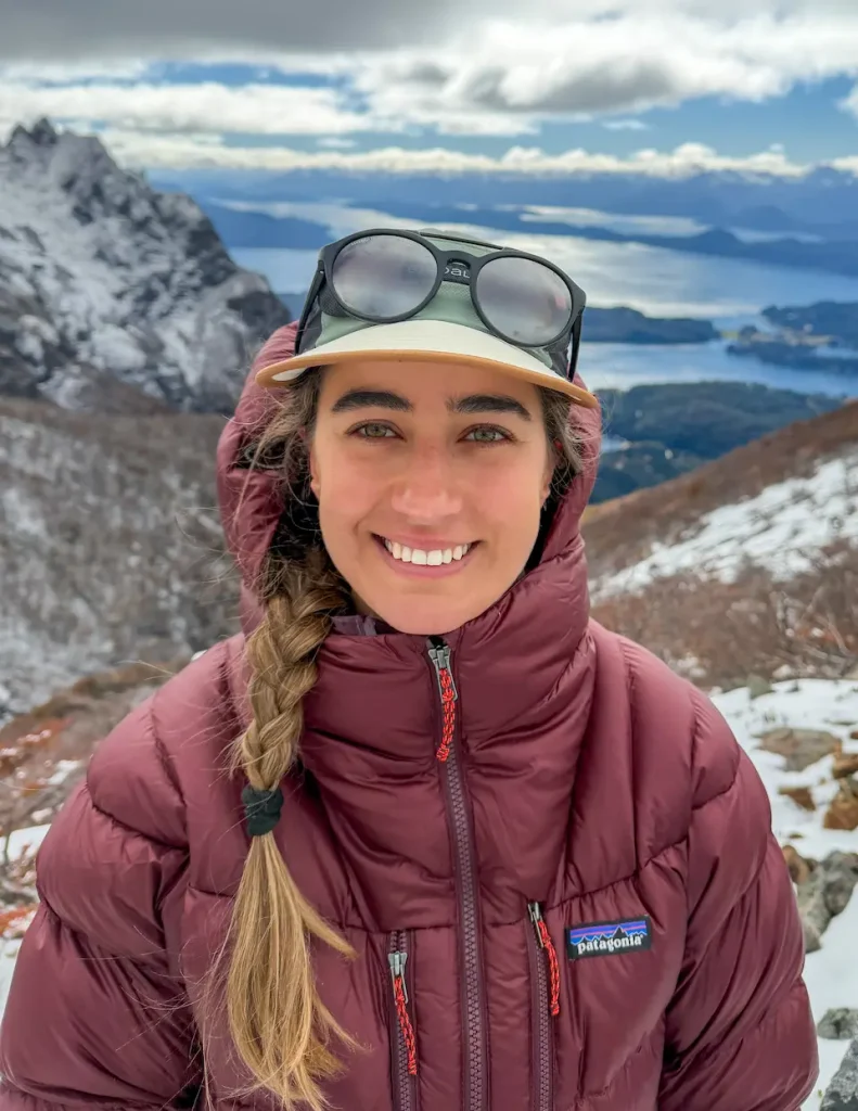 Marti Caño, fundadora de Soy Andina, sonríe en la montaña