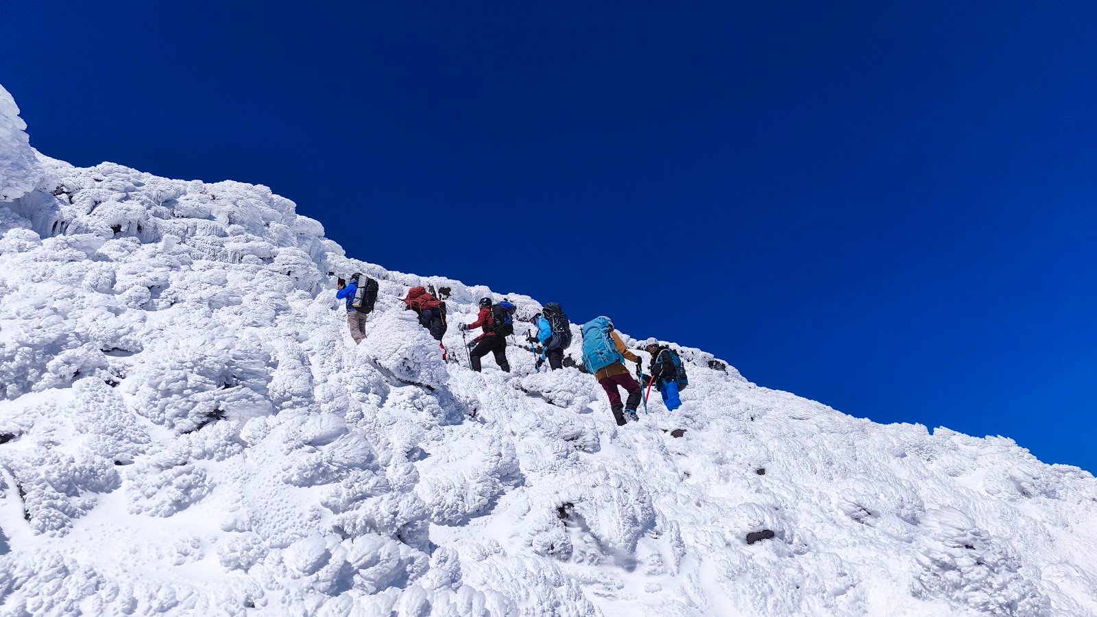 Cordada subiendo el Lanín