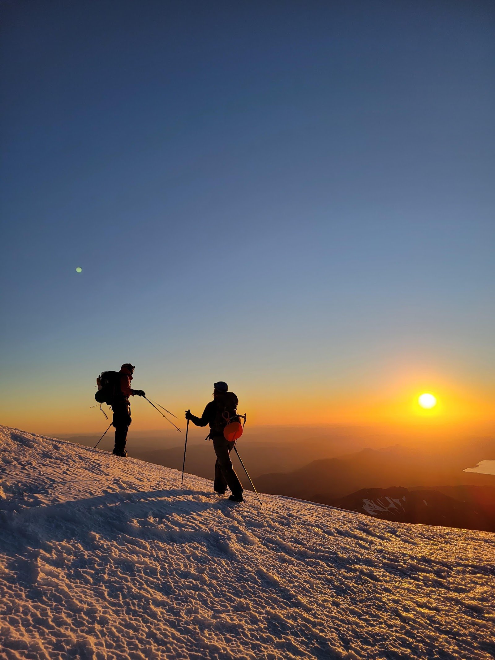 Amanecer en la cumbre del Lanín
